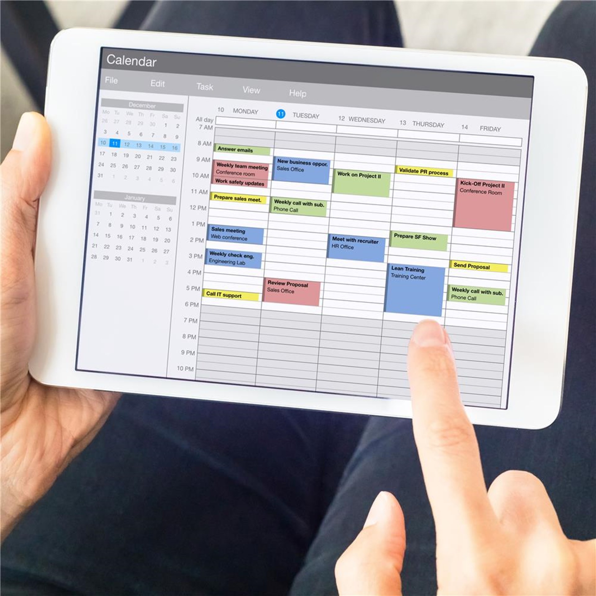 Kalender-App auf dem Tablet-PC mit der Planung der Woche mit Terminen, Aufgaben und Veranstaltungen treffen. 