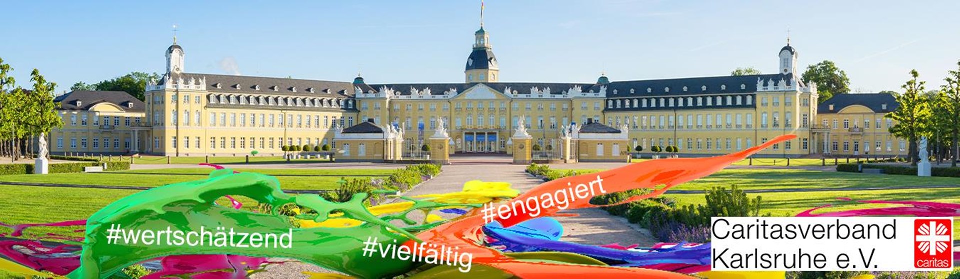 Karlsruher Schloss mit Menschengruppe davor