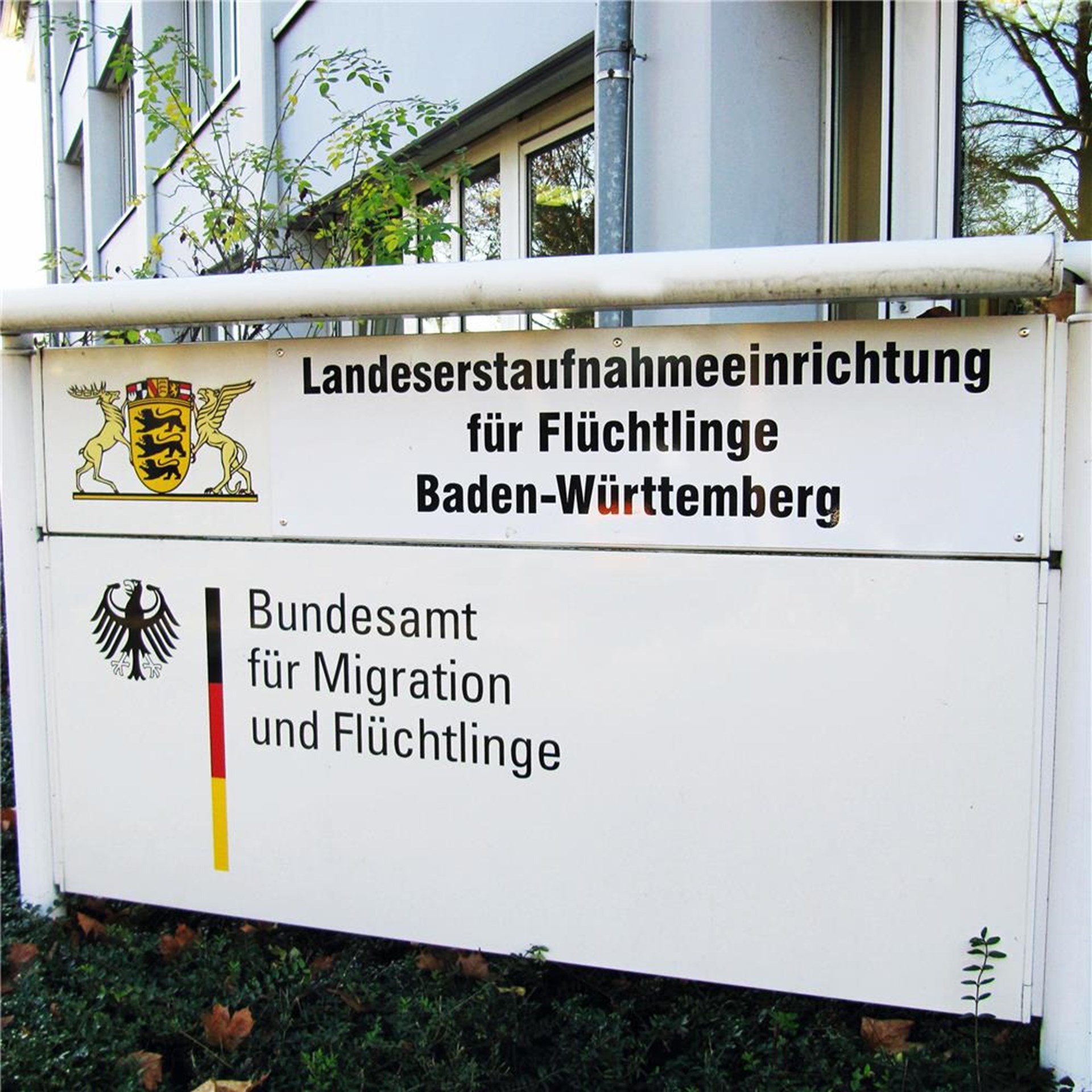Schild einer Landeserstaufnahmeeinrichtung in Karlsruhe