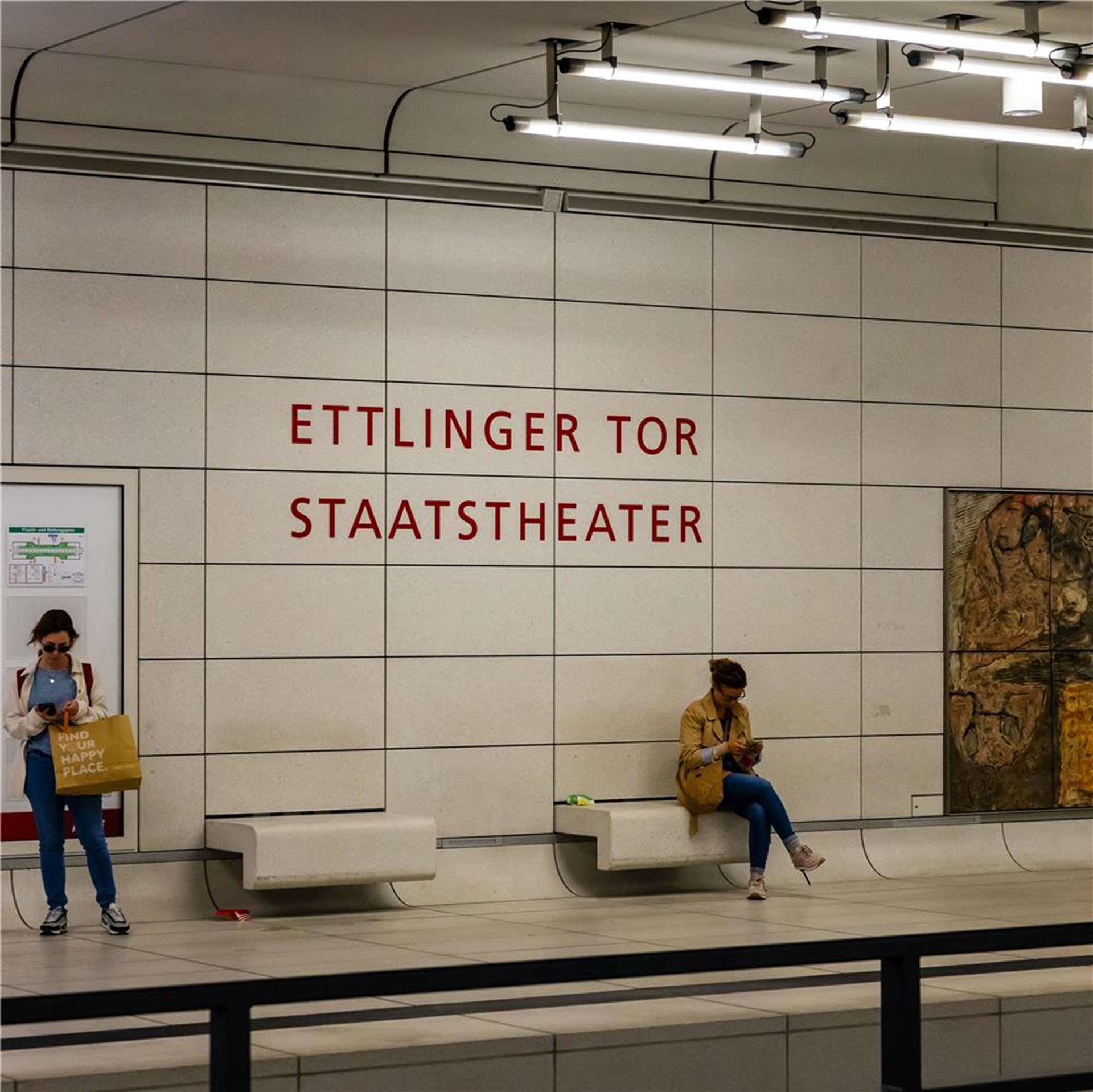 U-Bahn Station in Karlsruhe beim Staatstheater mit einer Frau, die auf die U-Bahn wartet